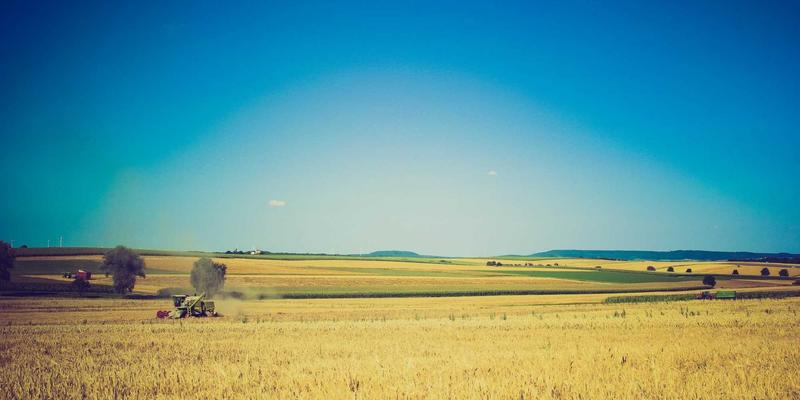 山地徒步安全指南：如何利用生活指数与晴雨8解读风速、气温垂直变化与突发天气